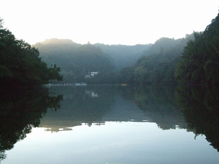 秋のダム湖は魅力的 No.1