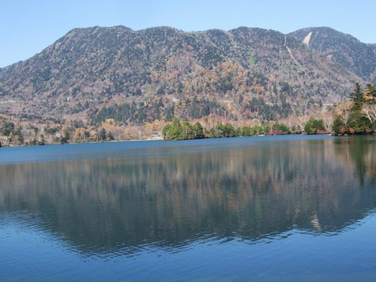 噴火で堰き止められた湯ノ湖