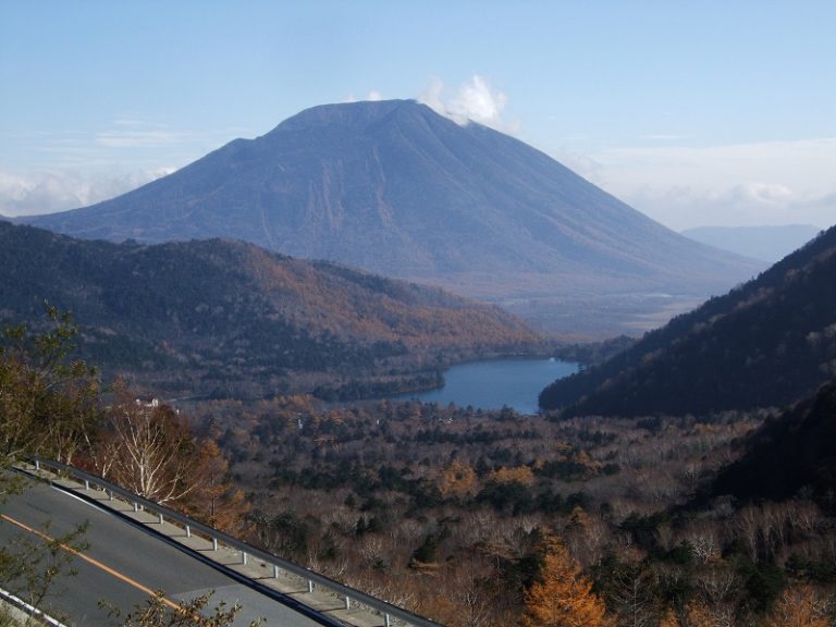山間に存在する湖